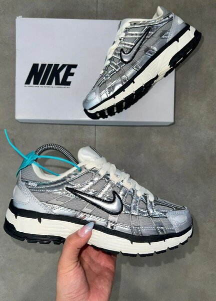 Nike Sneakers Argentées