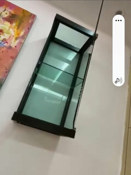 Vitrine murale en verre moderne