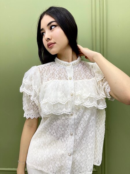 Блузка с кружевами