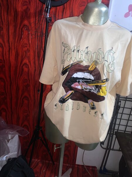 T-shirt graphique moderne