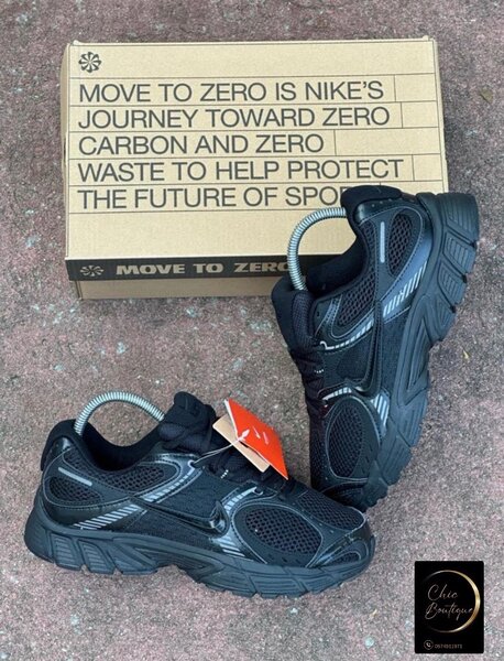 Baskets noires avec carton