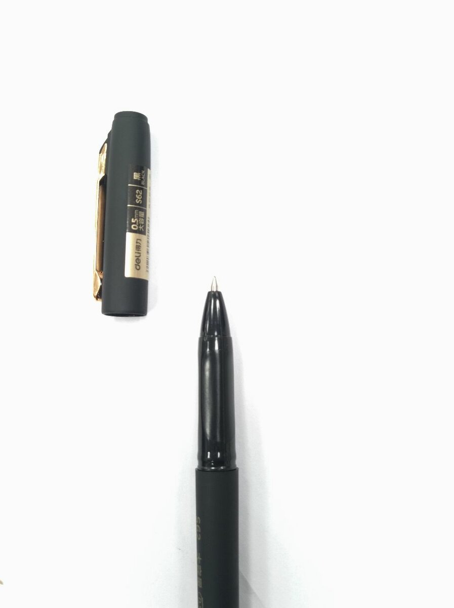 Ручка черная гелевая Deli S62 0.5 с большим запасом чернил