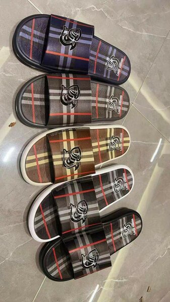 Claquettes à carreaux élégantes