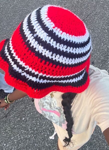 Chapeau en crochet coloré