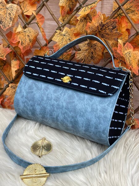 Sac à main tendance bleu avec ferrure doré