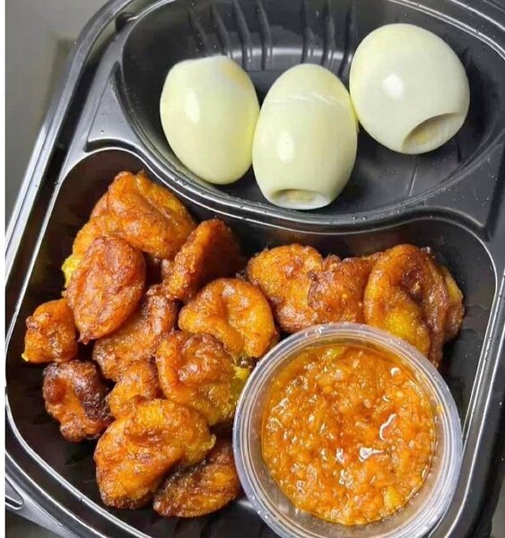 Plat de bananes plantains et œufs