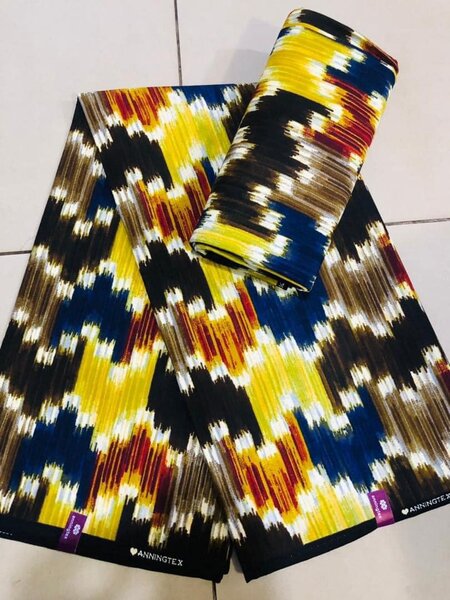 Tissu jaune bleu noir