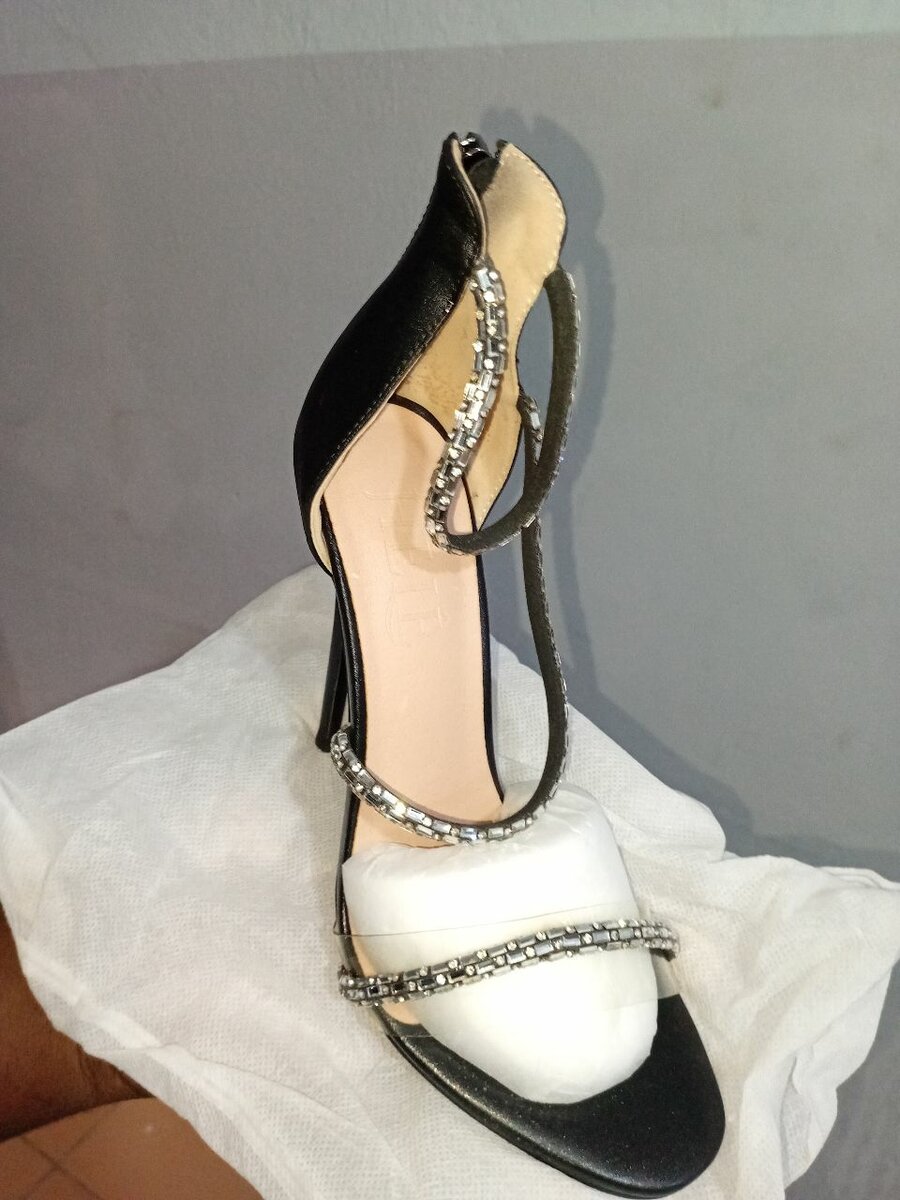 Sandales à talons ornées brillantes