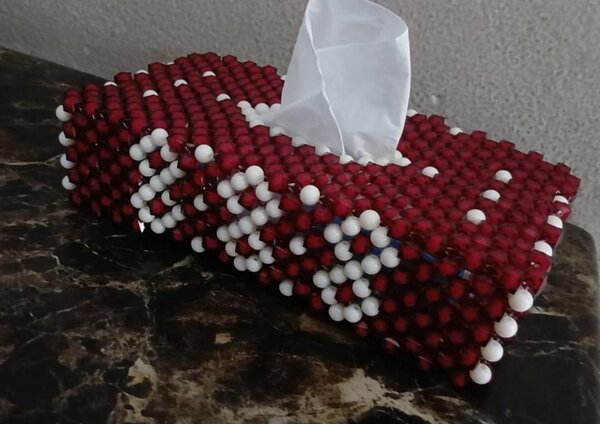 Boîte à mouchoirs perlée