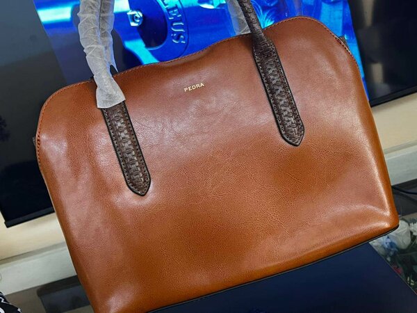 Sac à main en cuir marron élégant