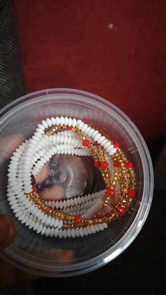 Colliers en perles colorées