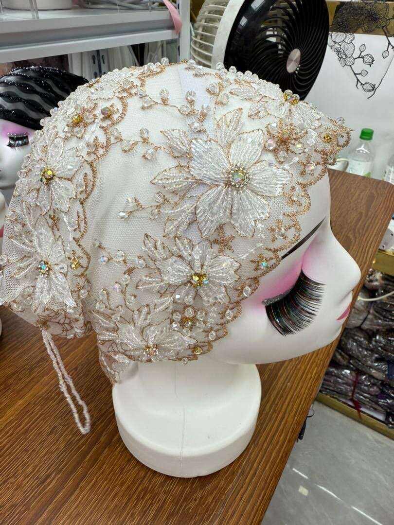 Élégant Bonnet en Dentelle