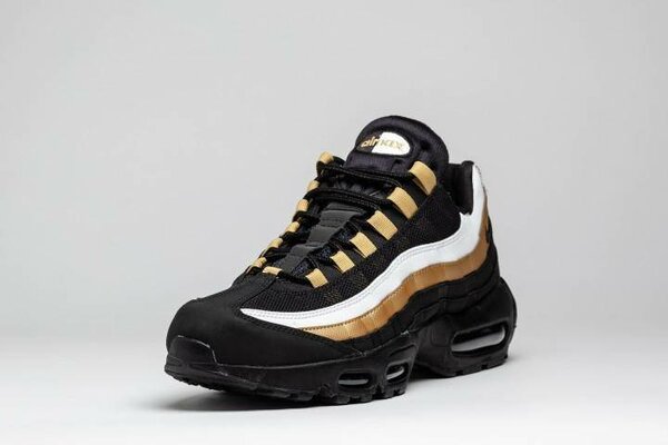 Baskets élégantes noir et or