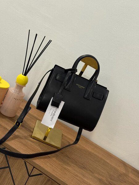 Sac à main en cuir noir