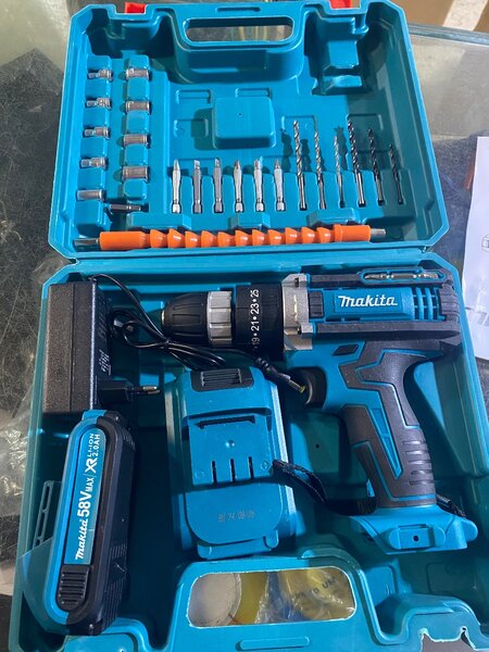 Perceuse visseuse électrique disponible avec deux batteries