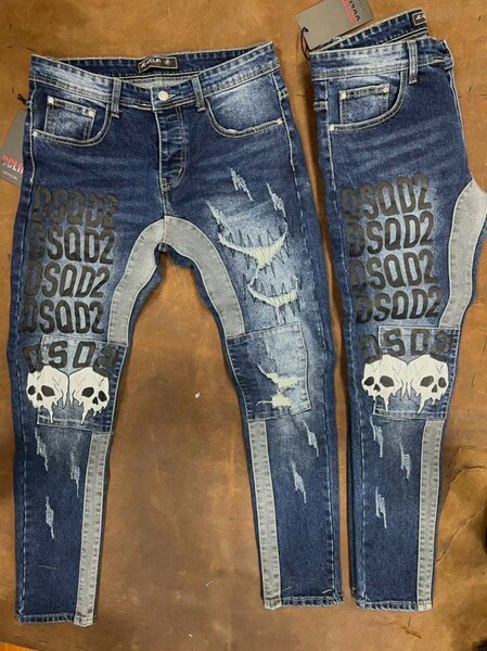 Jeans slim imprimé crâne