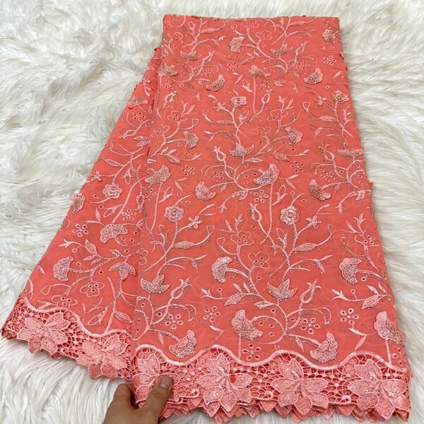 Tissu Brodé Florale Éclatante