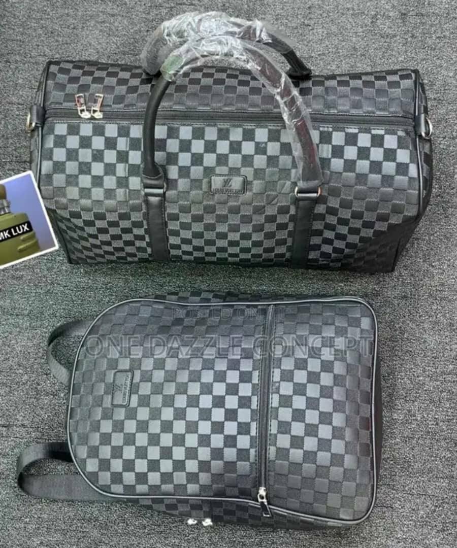 Sacs et valise en mains de qualité