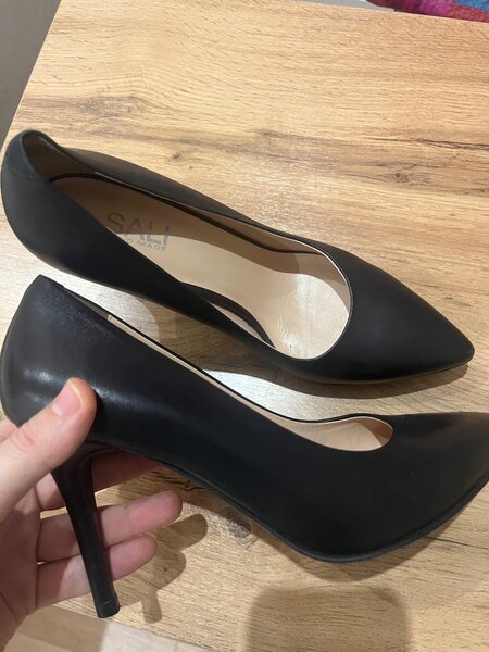 Черные туфли на высоком каблуке