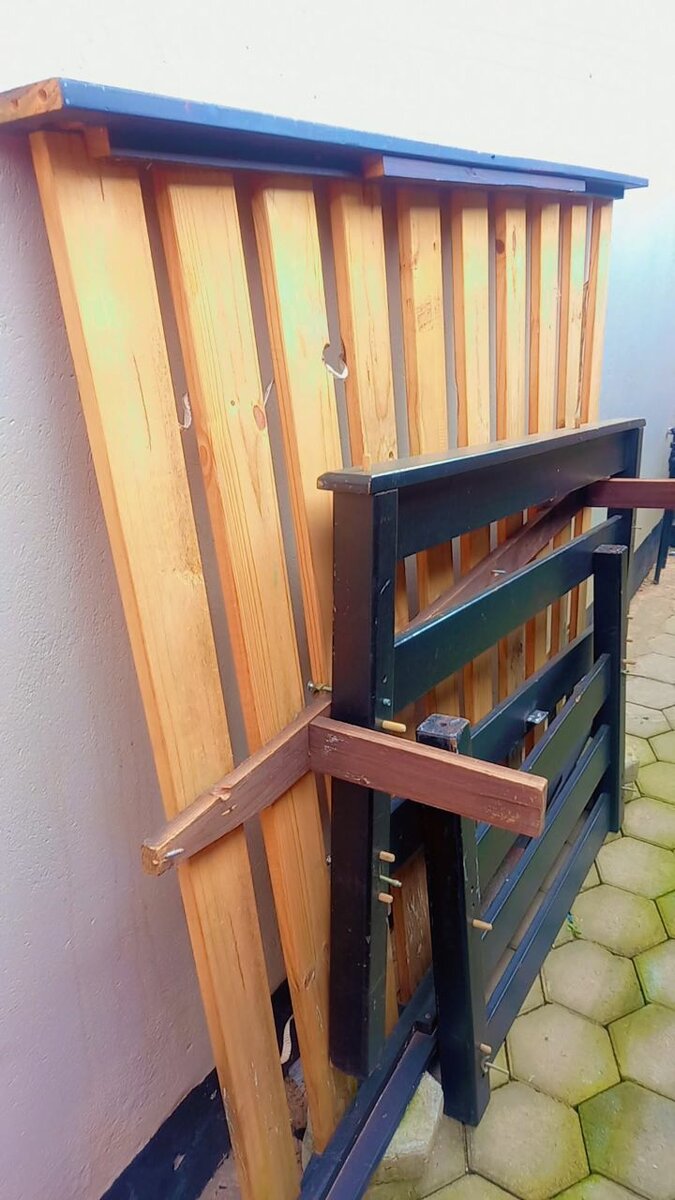 Dismantled banker beds 2 in 1 on top quater and down queen