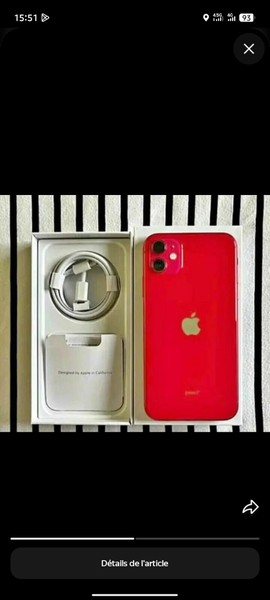 iPhone rouge avec accessoires