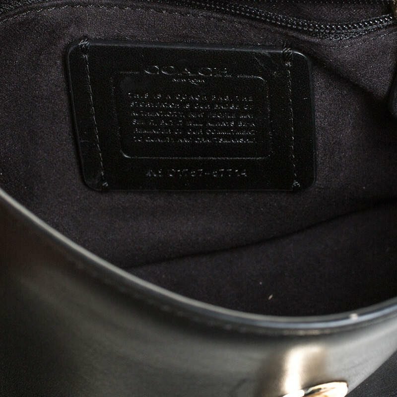 Элегантная кожаная сумка в минималистском стиле от Coach