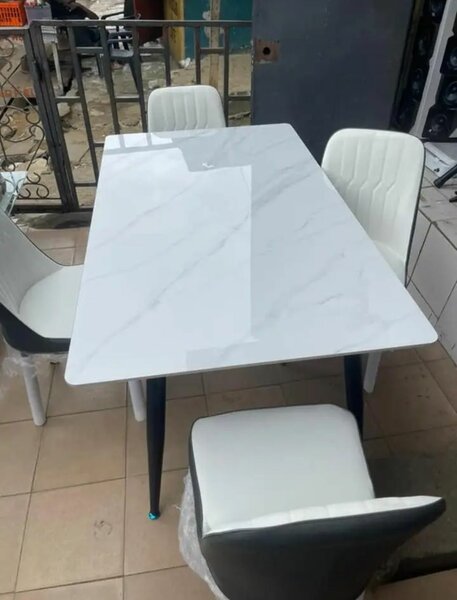 Table et chaises de salle à manger