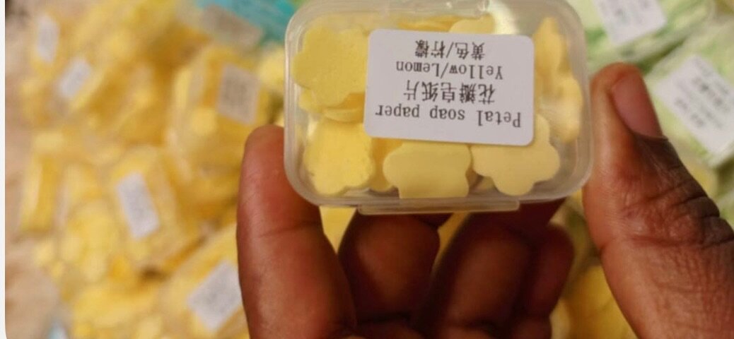 Papier savon pétales colorés