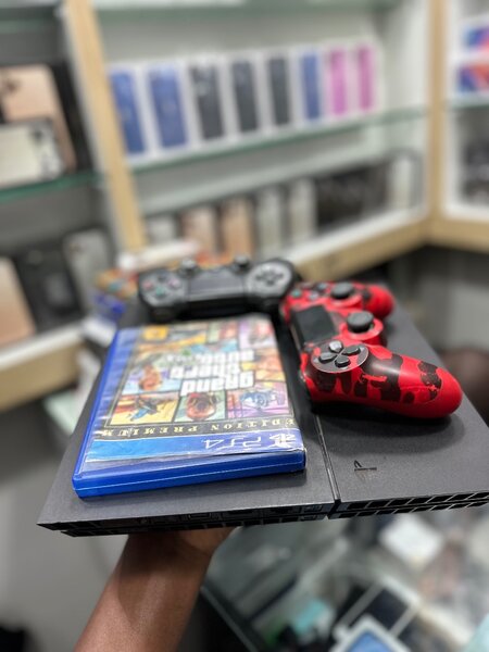 Ps4 fat avec 2 manettes