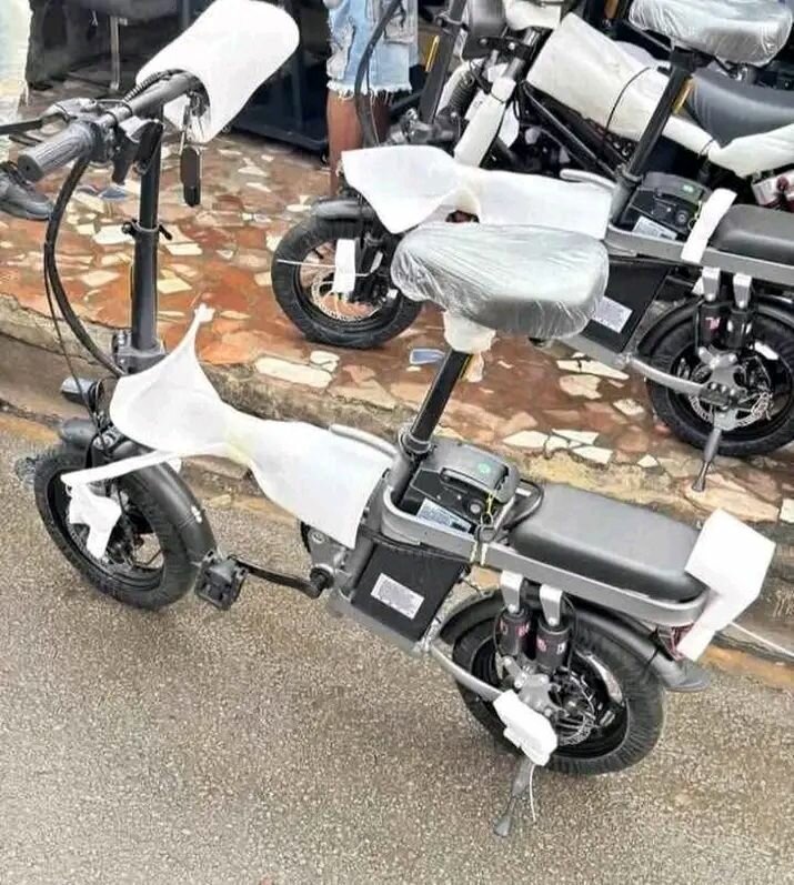 Vélo électrique pliant compact