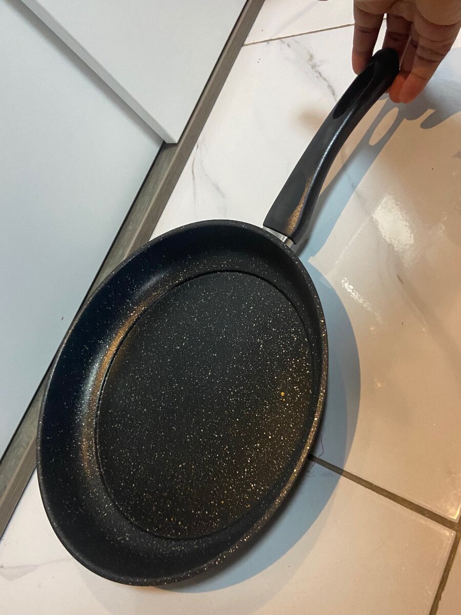 Non stick coated frying pan .
