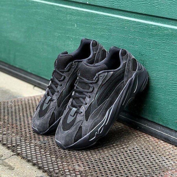 Baskets noires élégantes Yeezy