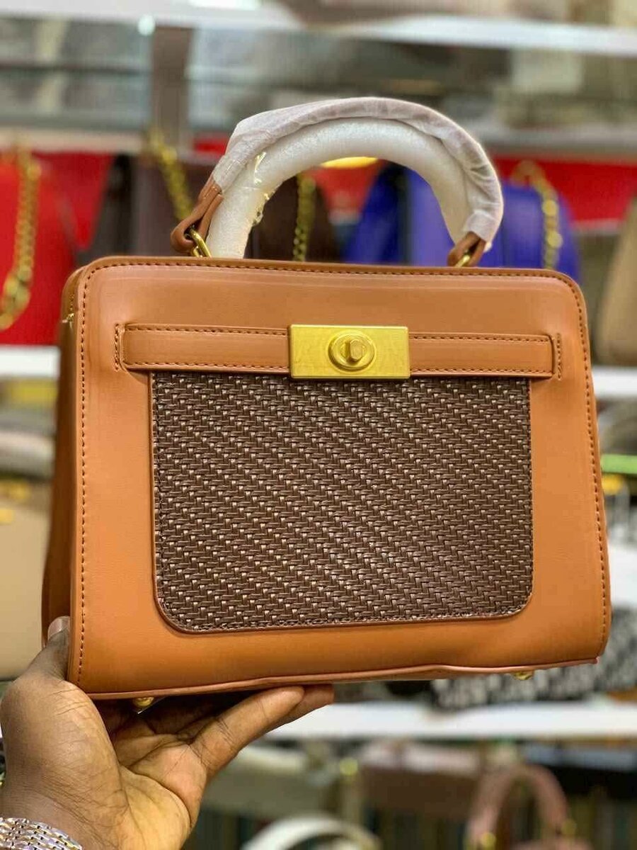 Sac à main élégant tissé