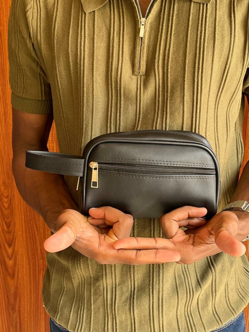 Trousse de toilette en cuir noir
