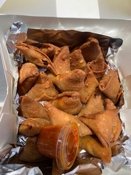 Samosas croustillantes avec sauce