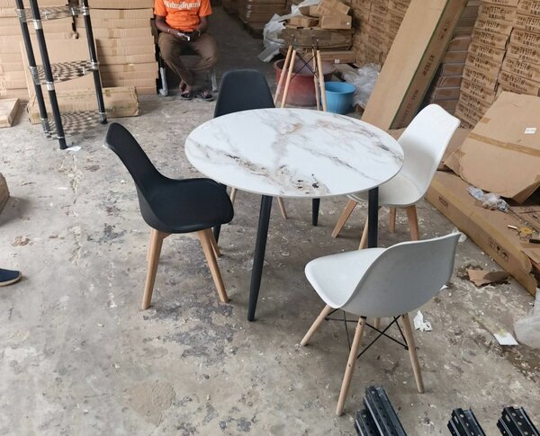 Table ronde en marbre avec chaises