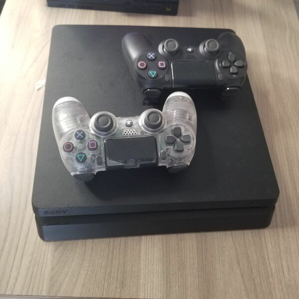 Console Sony PS4 avec manettes
