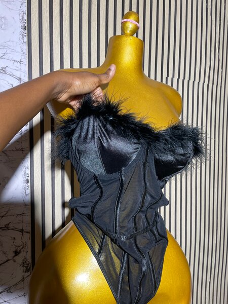 Corset noir plumes sexy