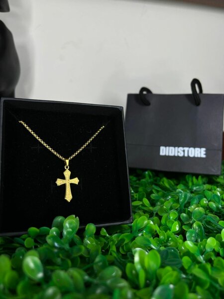 Collier pendentif croix élégant