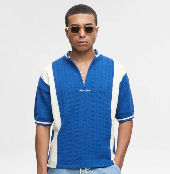 Polo bleu rétro élégant