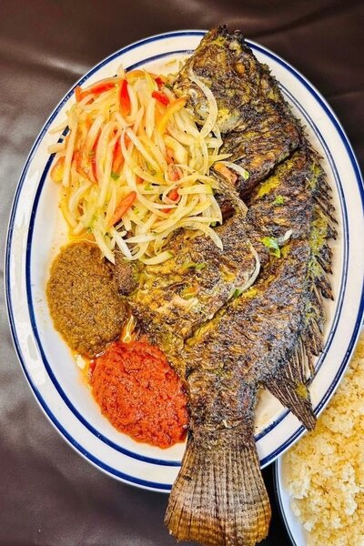 Gros poisson entier + Attieké