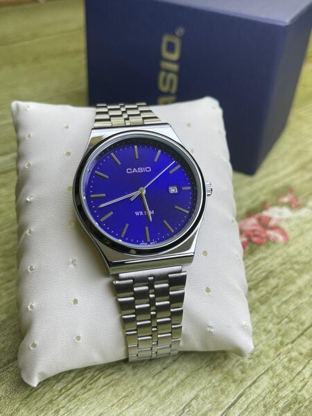 Montre classique CASIO bleue