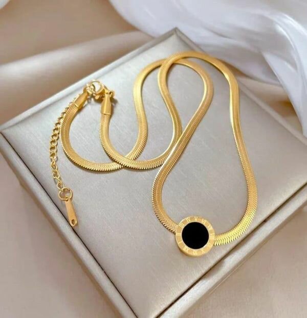 Stylish Clover Pendant Necklace