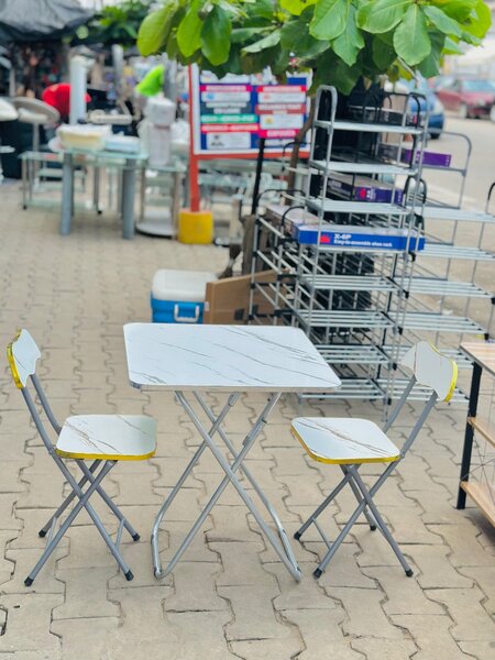 Table pliante et chaises