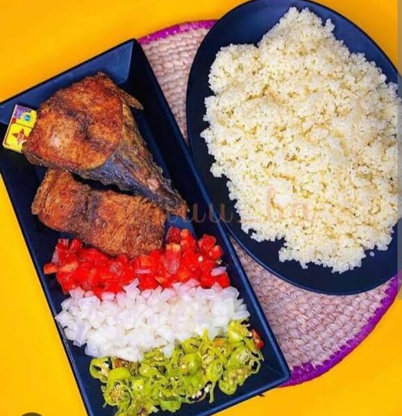 Plat de couscous et poisson frit