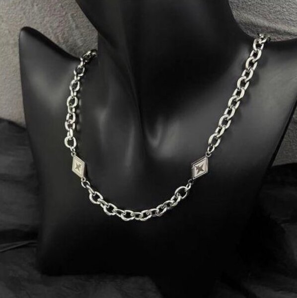 Collier chaîne avec pendentifs carrés en acier inoxydable