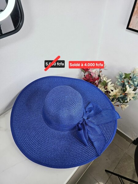 Chapeau de soleil bleu élégant