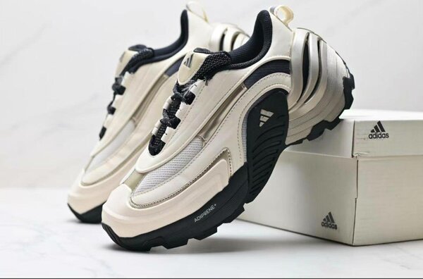 Adidas Sneakers Blancs et Noirs