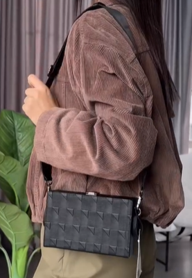 Unisex модель сумки от BERSHKA черная