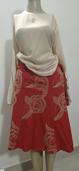 Jupe mi-longue à motifs floraux